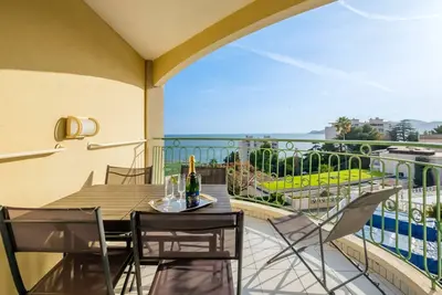 Image de Appartement 'Sur La Mer' avec Vue Mer, Piscine Commune et Wi-Fi