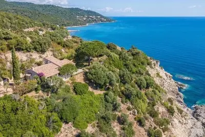 Image de Villa à Fautea 8 pers, piscine chauffée, pieds dans l'eau