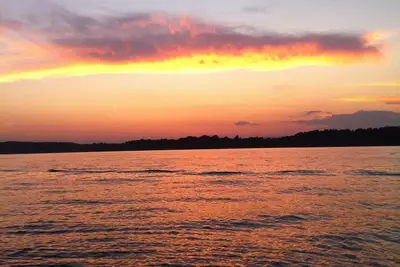 Image de Newly built, open-concept spacious home by the water. 10 minutes to the track.