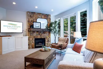 Image de Snow Star Serenade - Hot Tub + Gym + Walk to downtown & ski lifts!