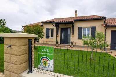 Image de Maison Familiale au Calme avec Ping-Pong, Baby-Foot et Proximité Sites Préhistoriques