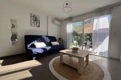 Image de Appartement rénové 2 pièces, jardin privé, plage et garage, calme, climatisation