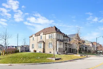 Image de Spacious Family-Friendly 8br ~ 4. 5 Bath ~ Brampton