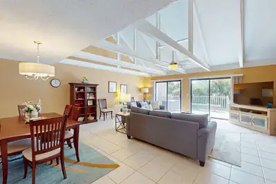 Image de Large Two Bedroom Queens Grant Villa with a Lovely Outdoor Space!