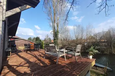 Image de Le cèdre bleu, chalet au bord d'un lac, 100 km de Paris