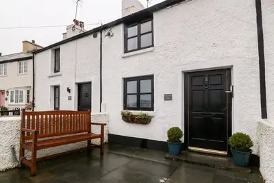 Image de White Lilac Cottage, pet friendly, with open fire in Brynsiencyn