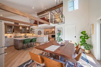 Image de Gorgeous designer home, 2 mins to downtown with Ev 2 charger, fenced yard.