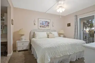 Image de Emerald Isle 205 by Alicia Hollis Rentals Open Aug 16th Free Tickets $300/Day
