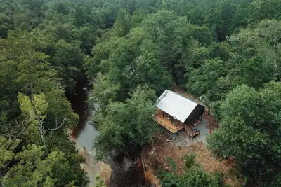 Image de Creek-side getaway, big deck, easy access to the city while being off the grid!