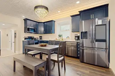 Image de Historic, fully remodeled dog-friendly home with a full kitchen, washer\/dryer