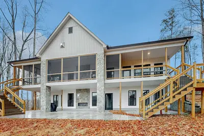 Image de Stunning lakefront oasis with a kayak, large deck, games, & tranquil views