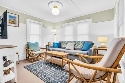 Image de Updated cottage, walk to beach, screened in porch