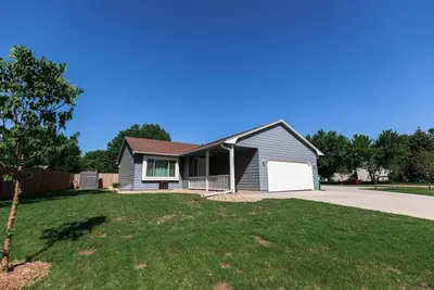 Image de Cheerful Family Home w/ Basketball Court/Gazebo