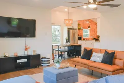Image de SanMarcos River Retreat|Modern|Spacious|Sleeps 12!
