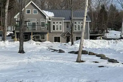 Image de Lakefront family retreat close to town with hot tub, tiki bar and fire pits