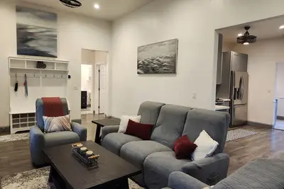 Image de Bordeaux Bungalow | 1 Block to Downtown | Lovely Backyard | Dog Friendly