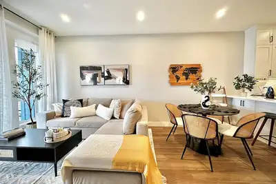 Image de Dreamy Panoramic Lakeview - New 1br + Den: Hotsprings Nest
