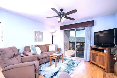 Image de 2 Condos | Sleeps 12 | Walk-In Lakeview Near Sdc