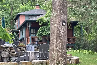 Image de On the lake! Spectacular Lake George home. \nBELMONT special offered June 4-8.