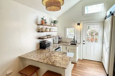 Image de Gorgeous studio cottage less than 1/2 mile from Western Carolina University!