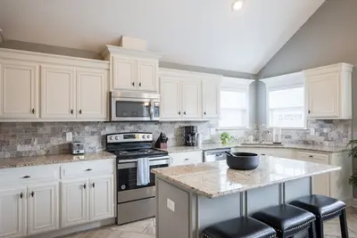 Image de Peaceful Retreat on Newbury with Pool, Soaking Tub, King Bed