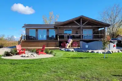 Image de Luxury 1900sf lake front cottage c\/w game room, hot tub, pool, near golf course