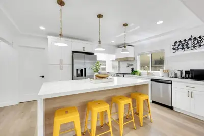 Image de Modern Lux Oasis Steps from the Sand in Long Beach