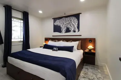 Image de Incredible cabin, remodeled, minutes to Resort, fire pit, A/C