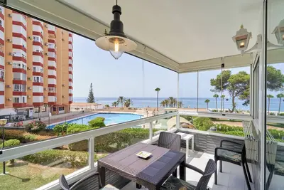 Image de Appartement 'Primera LĂnea con Terraza A104' avec vue sur la mer, piscine partagĂ©e et Wi-Fi