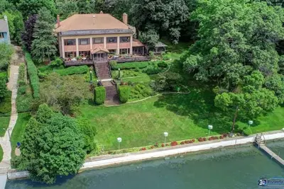 Image de Prestigious Pistakee Bay Estate\n\n