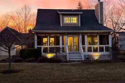 Screened-in front porch, King, patio with outdoor swing, fully stocked kitchen