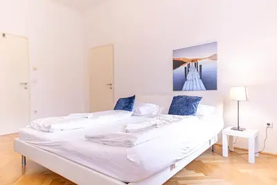 Image de Wiener Stadthalle 2br City Stay w/ King Beds