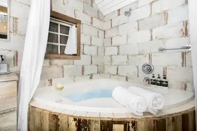 Image de Centre St. Cottage | 1/1, King Bed, Mini Kitchen