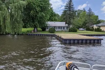 Image de Lakefront house with land dock