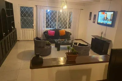 Image de ¡bienvenido a Nuestra Acogedora Casa Dorada!