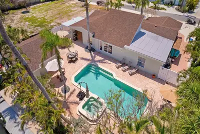 Image de Water's Edge: Dog Friendly, Canal Front, Dock & Pool & Spa