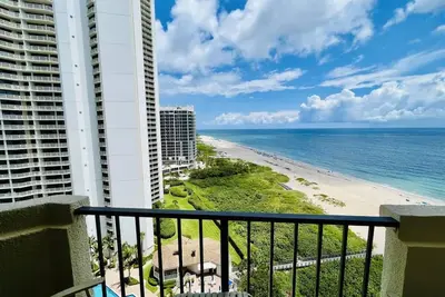 Image de Singer Island Oceanfront Escape