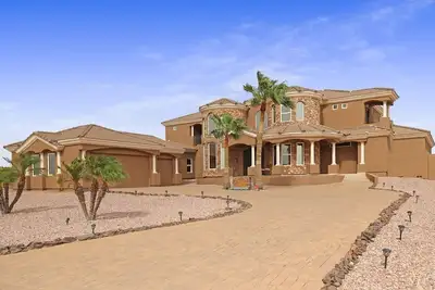 Image de Luxury Mansion with 4 private balconies! Amazing inside and outside!