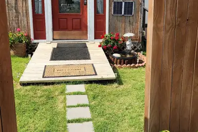 Image de Cozy cabin on a working horse rescue with WiFi, Hvac, plumbed outhouse, shower
