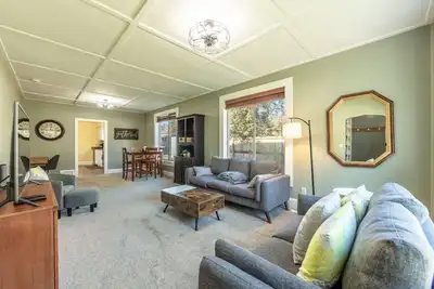 Image de Comfy Quiet House by Downtown