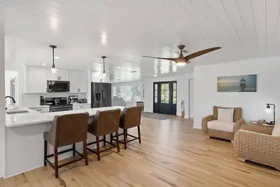 Image de Coastal Cottage on Canal, East End with Pool