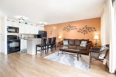 Image de Condo at Waikiki Banyan, 2 Queen beds and Full Kitchen
