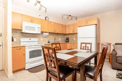 Image de Waikiki Banyan with Full Kitchen and Free Parking