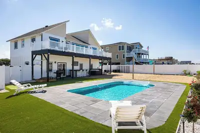 Image de Renovated for 2025! Ocean Views & Backyard Oasis