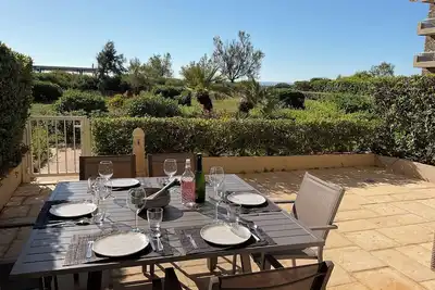 Image de Amazing Seafront apartment next to the beach. Enjoy great alfresco living!