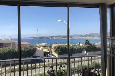 Image de Superbe vue mer sur baie de Sanary. F3 de 70m2