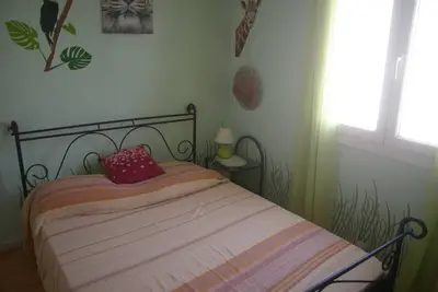 Image de appartement petite copropriété avec jardin parking gratuits devant