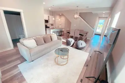 Image de Holistic Hideaway: Gated Community Near Downtown