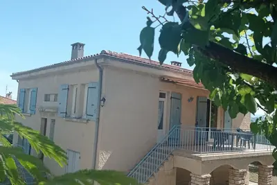 Image de Entre Ardèche et Drôme provençale maison avec grand jardin clos et arboré.