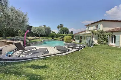 Image de Villa provençale, jardin méditerranéen avec piscine, idéal pour les familles